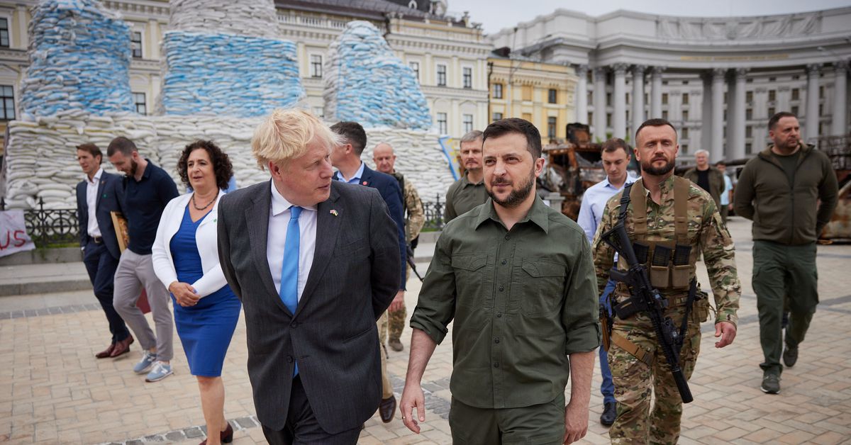 Zelensky promete vitória da Ucrânia, Boris Johnson promete apoio duradouro

