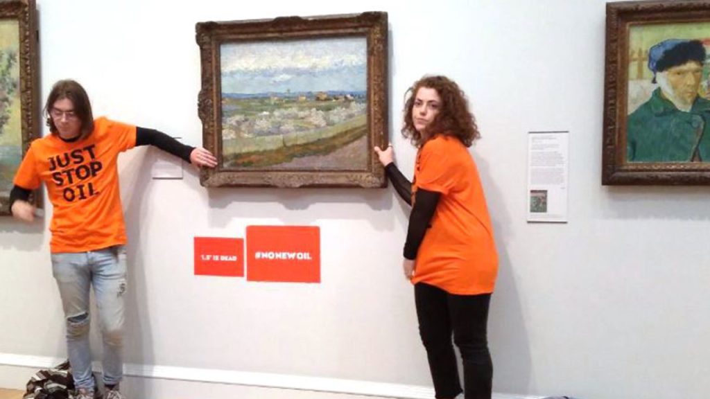 Ativistas climáticos no Reino Unido colocando as mãos em uma pintura de Vincent van Gogh no Museu de Londres