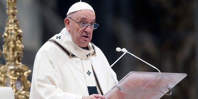 O Papa Francisco faz sua homilia durante a Missa da Epifania na Basílica de São Pedro em 6 de janeiro de 2022, na Cidade do Vaticano, Cidade do Vaticano. 