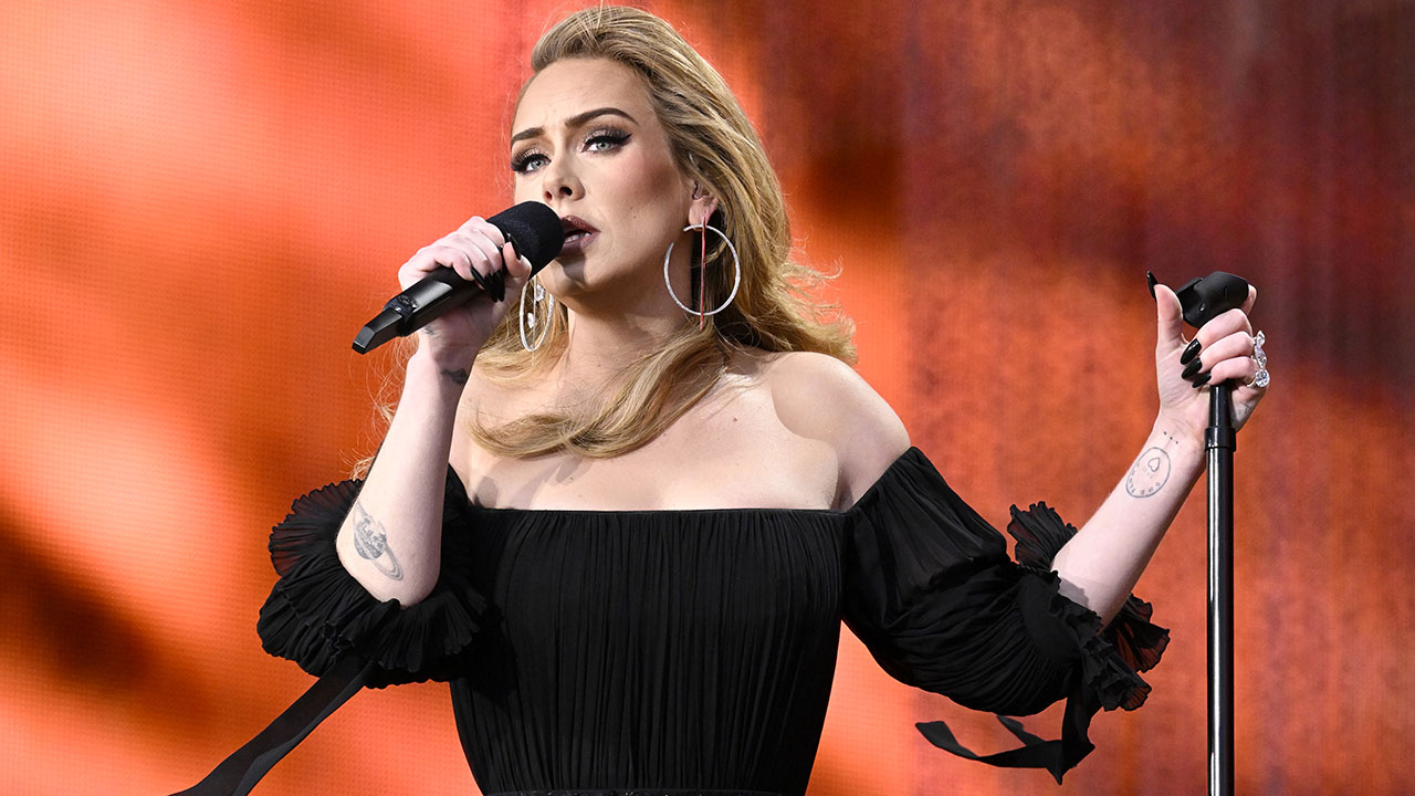 Adele é afetada durante o BTS Hyde Park Festival, em Londres, e interrompe o show para ajudar os fãs

