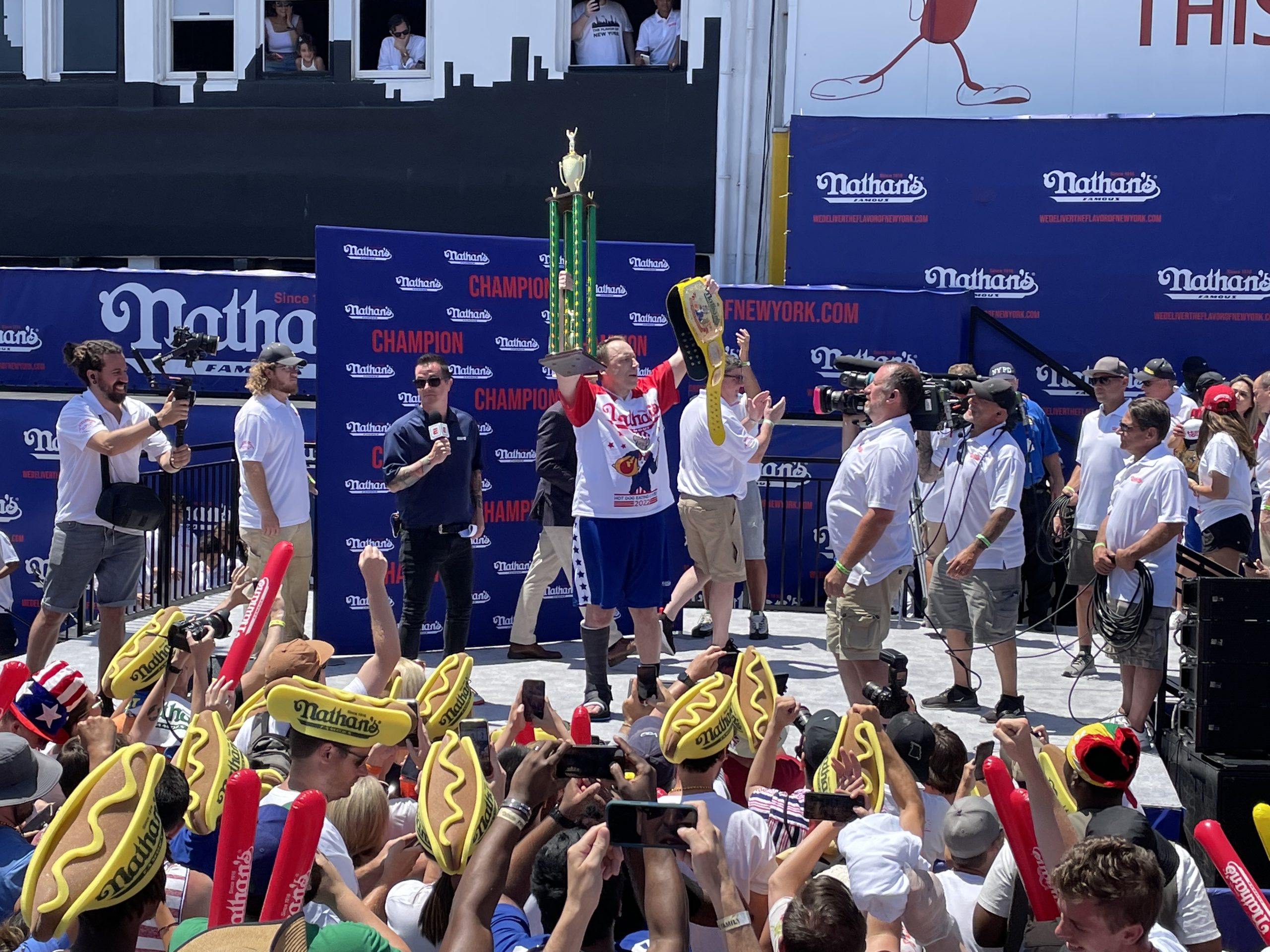 Joey Chestnut derrota 63 cachorros-quentes e vence a famosa competição Nathan pela 15ª vez

