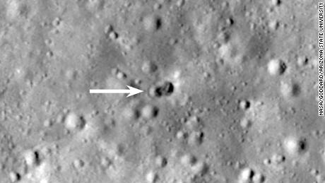Nova cratera dupla vista na superfície da lua após a colisão de um foguete misterioso