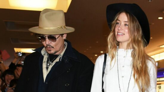 Johnny Depp (esquerda) e Amber (direita) são ouvidos andando pelo aeroporto com fãs atrás deles