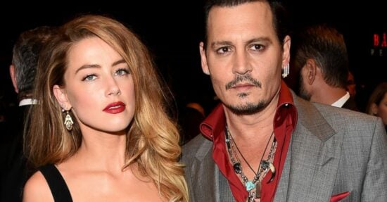 Amber (esquerda) e Johnny Depp (direita) são ouvidos no tapete vermelho