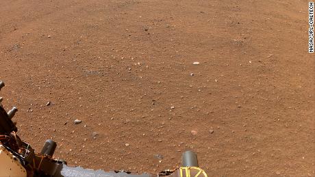 A nave Perseverance da NASA usou uma de suas câmeras de navegação para capturar esta imagem do terreno plano da Cratera Jezero.  Este é um local potencial que a NASA pode considerar para um rover de retorno de amostra de Marte.