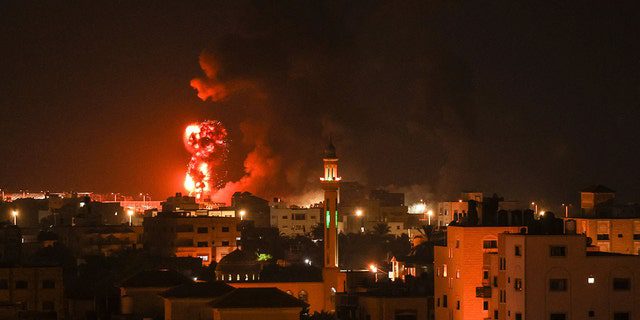 Incêndios após um ataque aéreo israelense na cidade de Gaza em 16 de julho de 2022.