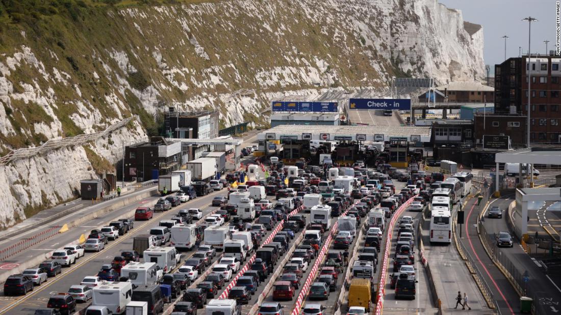 Brexit é culpado por atrasos, pois motoristas de caminhão e viajantes britânicos enfrentam um impasse em Dover

