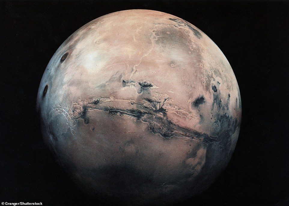 O enorme Valles Marineris do Planeta Vermelho – que abrange aproximadamente um quarto da circunferência do planeta – é visível acima (centro) nesta imagem do Grupo Granger.