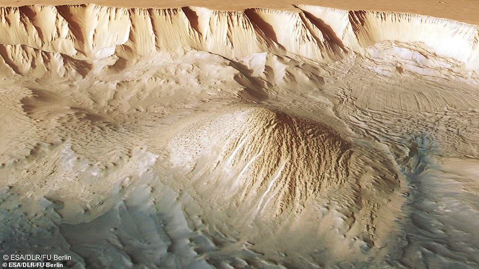 Esta imagem do Tethonium Chasma mostra linhas paralelas e pilhas de detritos (canto superior direito) indicando um deslizamento de terra recente.