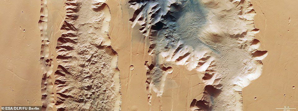 O enorme vale do planeta vermelho foi revelado em novas imagens divulgadas pela Agência Espacial Europeia.  A nova imagem mostra duas trincheiras, ou chasma, que fazem parte da parte ocidental de Valles Marineris.  À esquerda está Lus Chasma que tem 521 milhas de comprimento e à direita está o Tithonium Chasma que tem 500 milhas de comprimento