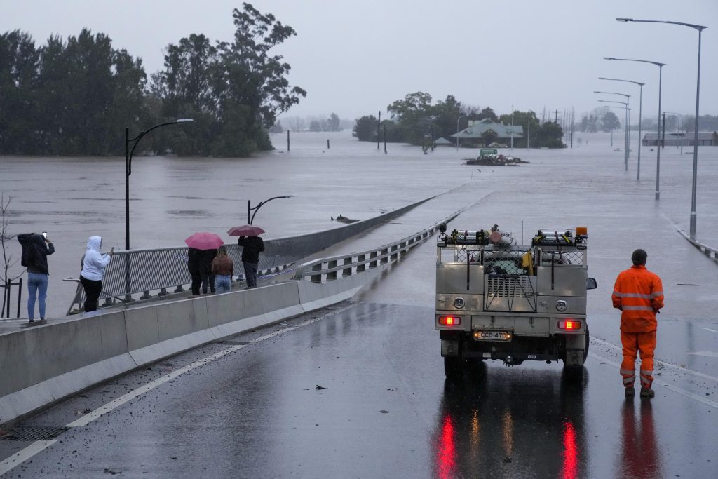3 pés de chuva leva à quarta rodada de miséria inundação em Sydney