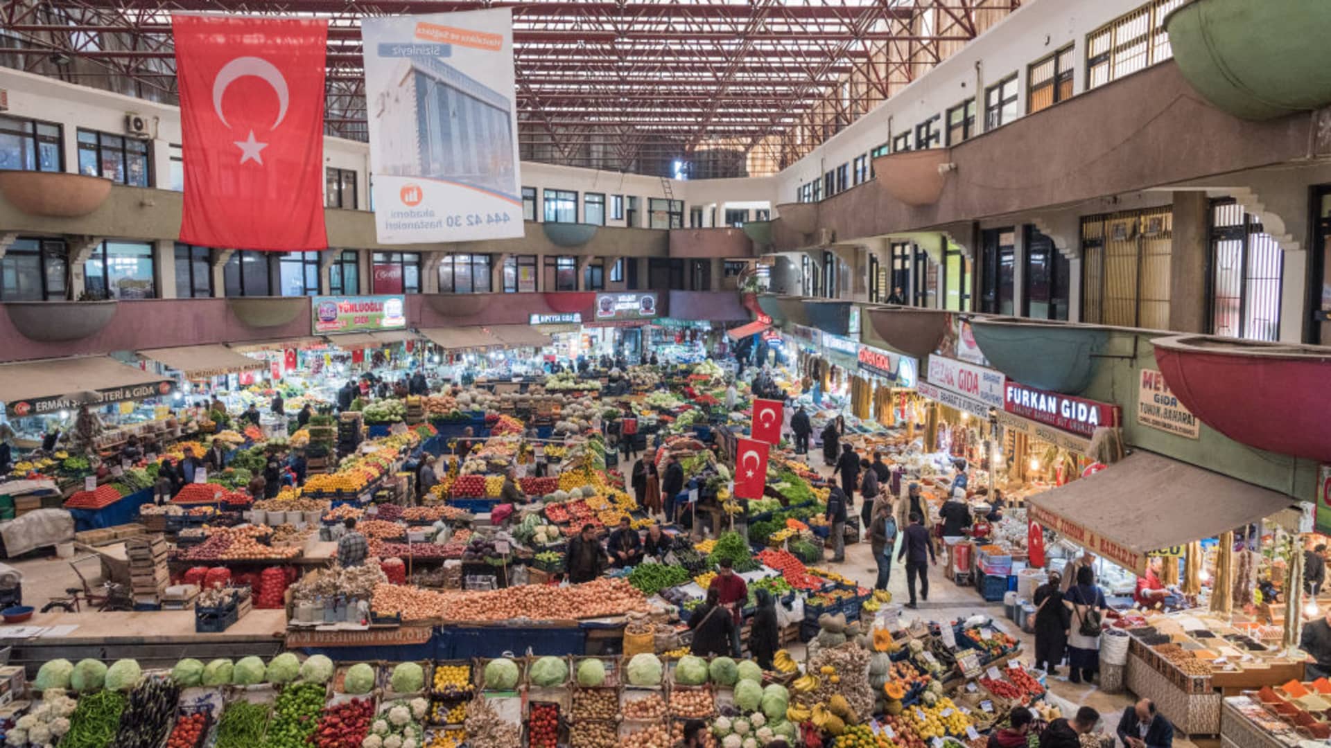 A taxa de inflação anual da Turquia subiu para quase 79%, atingindo seu nível mais alto em 24 anos

