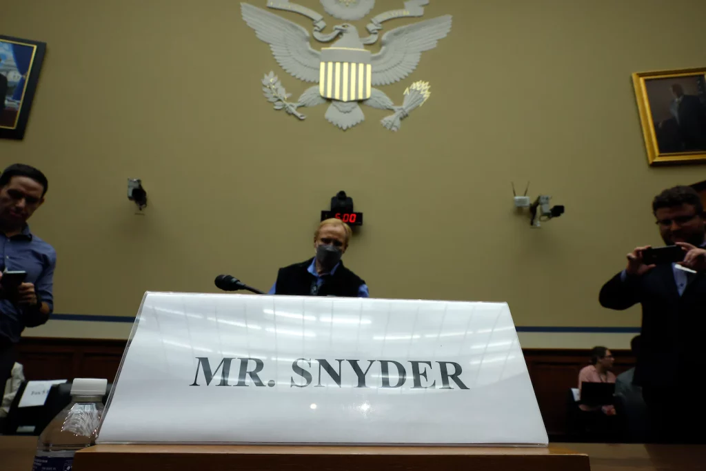 Daniel Snyder responderá a perguntas de comitês da Câmara sob juramento na quinta-feira