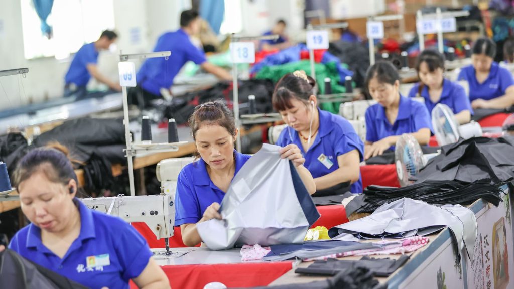 Fábricas chinesas estão sentindo algum calor à medida que a demanda nos EUA e na Europa diminui