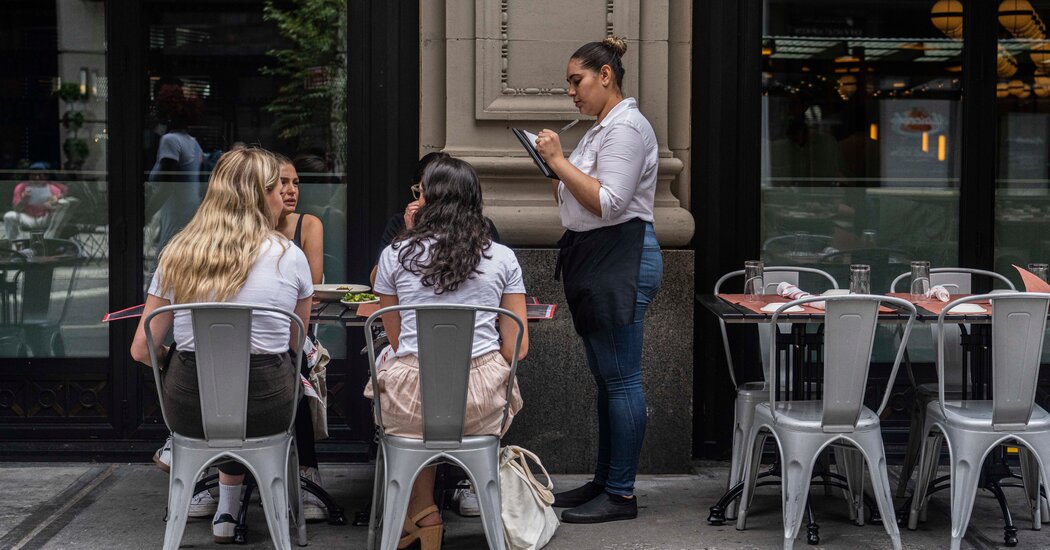 Forte crescimento de salários e empregos mantém o Fed no caminho para um grande aumento de juros

