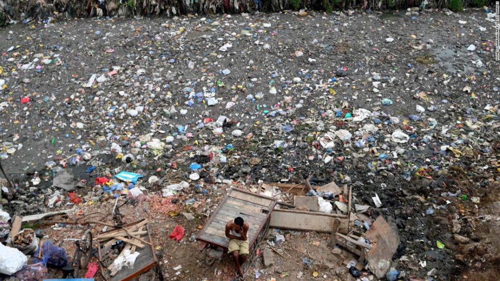 Índia proíbe plásticos descartáveis ​​para combater poluição