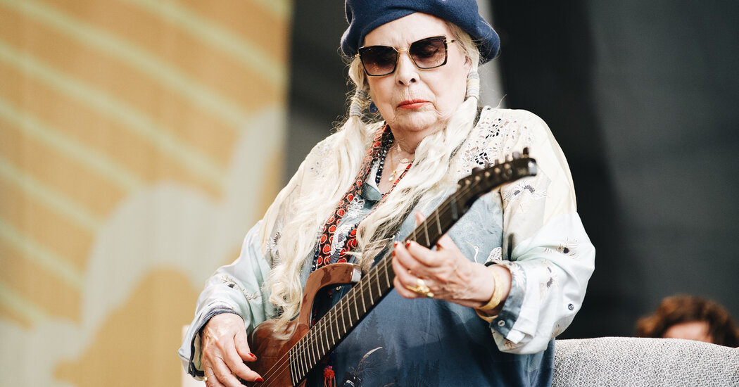 Joni Mitchell se apresenta no Newport Folk Festival

