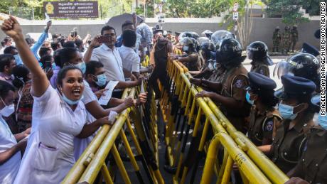 Com o Sri Lanka ficando sem combustível, médicos e banqueiros protestaram 