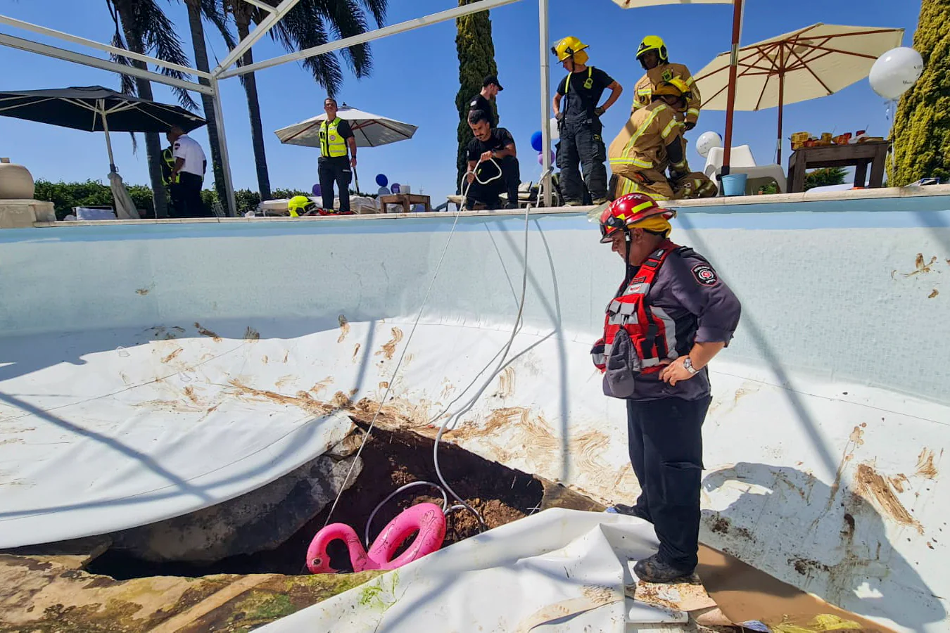 Sinkhole aberto sob uma piscina em Israel, mostra o vídeo, e Klil Kimhi de Tel Aviv é morto

