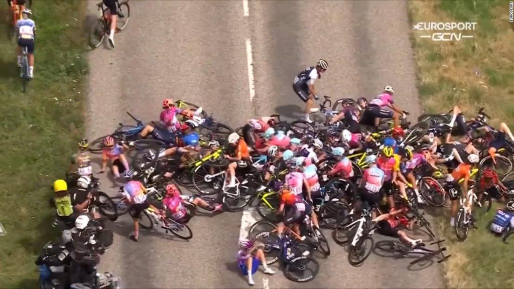 Tour de France Femmes: Acidente multi-corrida impressionante deixa piloto precisando de tratamento hospitalar