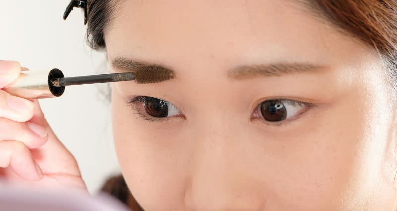 Uma estudante do ensino médio no Japão é suspensa na escola por arrancar as sobrancelhas