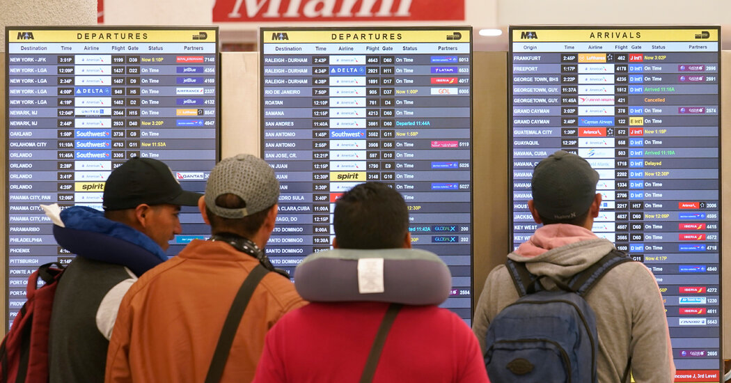 Viajantes aéreos enfrentam atrasos e cancelamentos no fim de semana de 4 de julho

