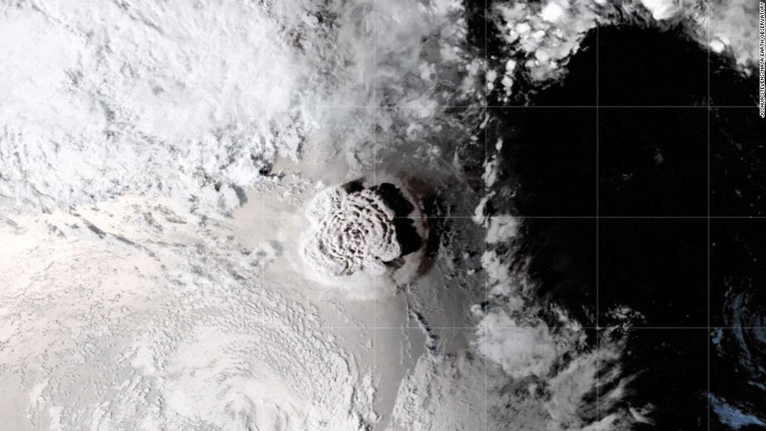 A NASA disse que a erupção do vulcão Tonga causou a erupção de 58.000 piscinas olímpicas de água na atmosfera

