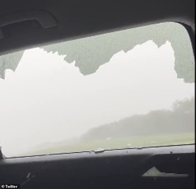 O granizo quebrou as janelas dos veículos em Alberta Canadá quando uma tempestade passou.  Gibran Marquez captou os momentos em que o frio ultrapassou o carro em que viajava na segunda-feira