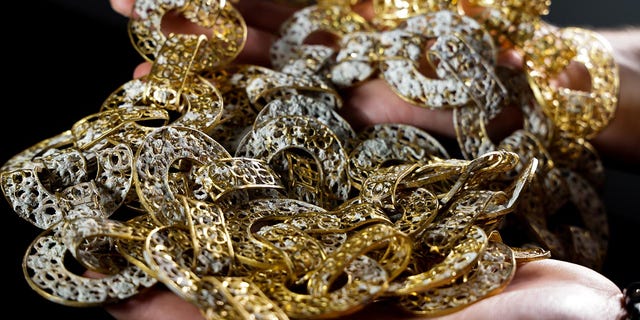Esta corrente de ouro de 887 gramas de 80 elos circulares decorada com uma roseta de quatro lóbulos provavelmente foi feita nas Filipinas.