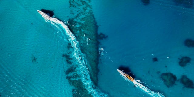 A frota Allen Exploration aparece nas águas das Bahamas.