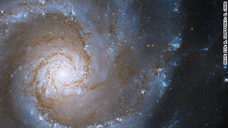 Hubble espia o coração de uma grande galáxia espiral projetada