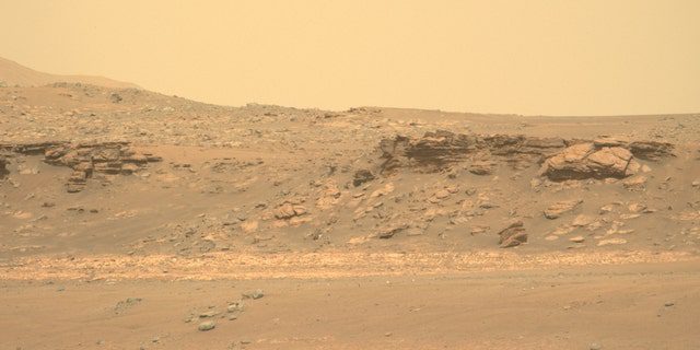 A sonda Mars Perseverance da NASA capturou esta imagem usando a câmera Left Mastcam-Z.  Mastcam-Z é um par de câmeras localizadas no alto do mastro do rover.  Esta imagem foi adquirida em 16 de abril de 2022 (Sol 411).