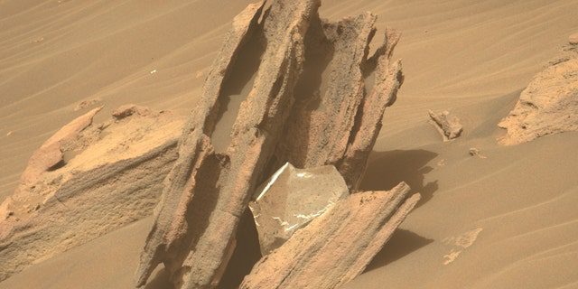 A sonda Mars Perseverance da NASA capturou esta imagem usando a câmera Left Mastcam-Z.  Mastcam-Z é um par de câmeras localizadas no alto do mastro do rover.  Esta imagem foi adquirida em 13 de junho de 2022 (Sol 467).