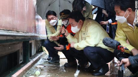 O presidente sul-coreano Yoon Seok-yeol visita o porão inundado de Gwanak em Seul, onde uma família morreu devido a inundações, em 10 de agosto.