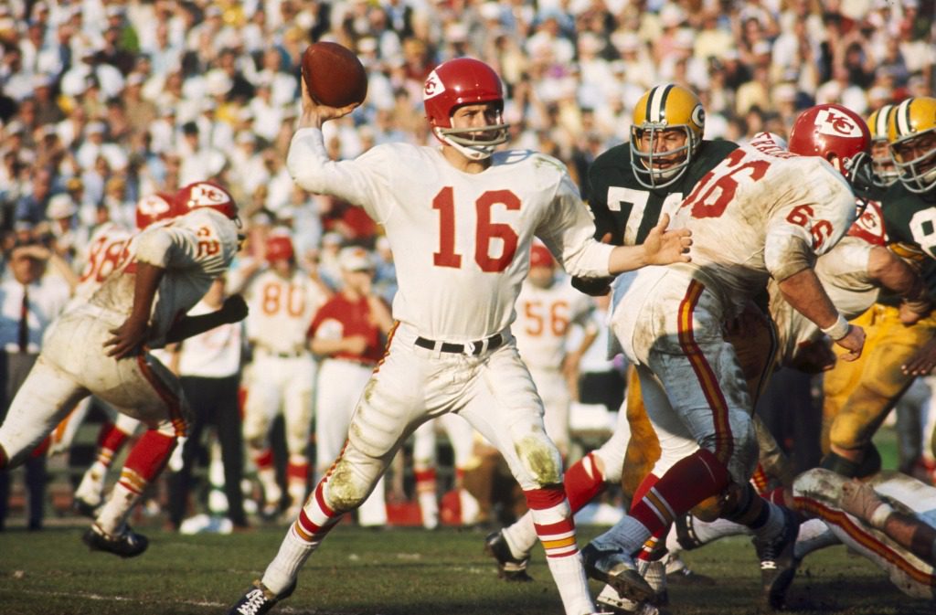 Len Dawson disparou um passe contra o Green Bay Packers durante o Super Bowl I em 15 de janeiro de 1967 em Los Angeles.