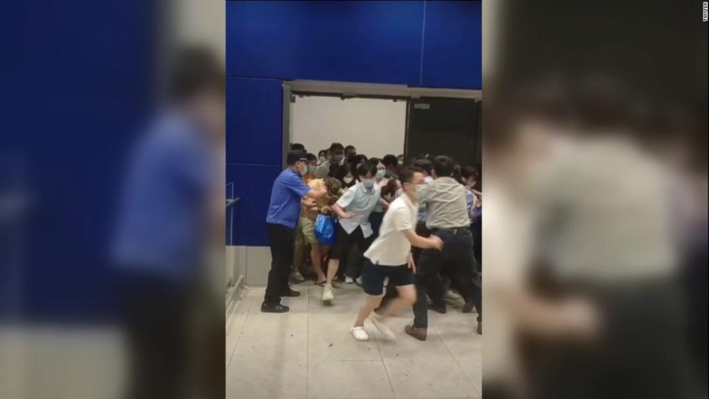 Compradores correm para sair quando a Shanghai Ikea está fechada