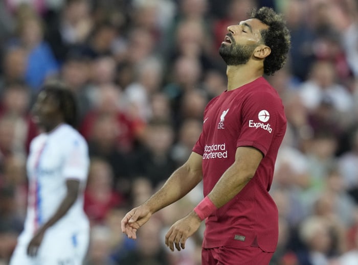 Mohamed Salah, o jogador do Liverpool, responde com desagrado.
