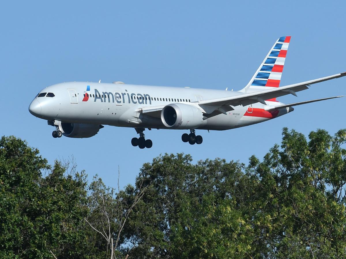 Um homem levou sua família durante a noite para o casamento de seu irmão depois que a American Airlines reservou um voo para outro país e depois cancelou sua substituição

