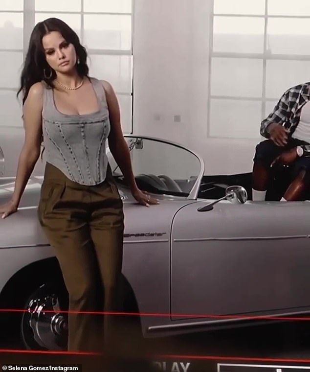 No set: A multi-hifenizada, 30 anos, postou um carretel no Instagram onde ela e o artista musical, 22, fizeram uma dupla dinâmica enquanto filmavam uma cena com um Porsche antigo.