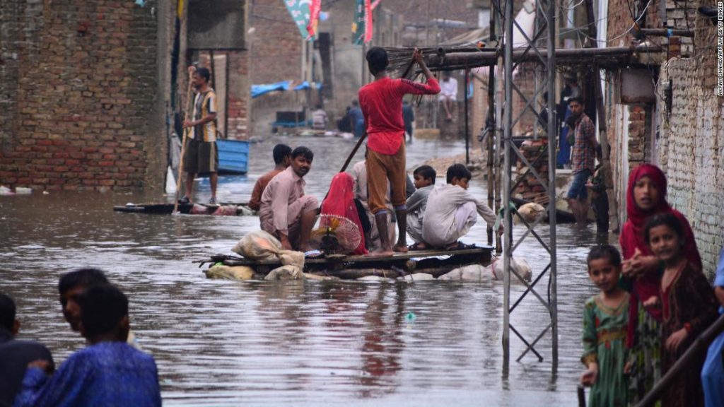 Chuvas de monção e inundações no Paquistão mataram pelo menos 903 pessoas, incluindo 326 crianças