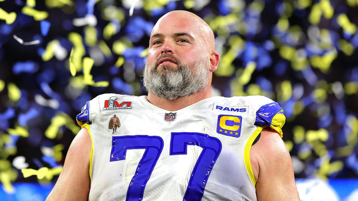 Andrew Whitworth diz que recebeu ligações e mensagens 'implorando' para se juntar aos Cowboys depois que Tyrone Smith se machucou

