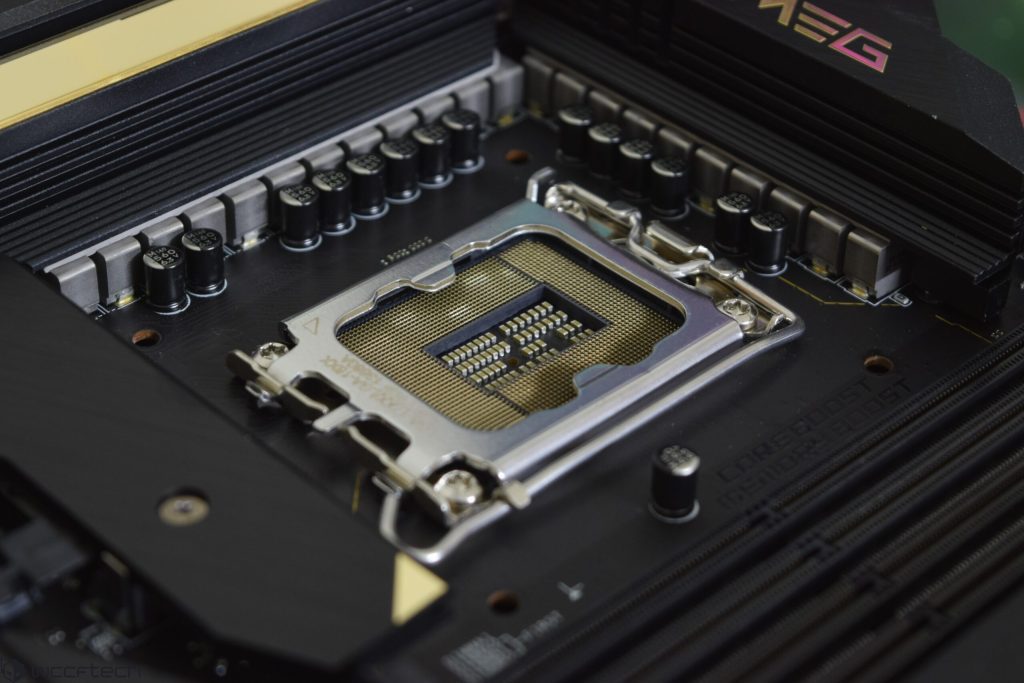 Placas-mãe Intel Z790 com monitor de suporte de memória DDR5-6800 e DDR4-5333