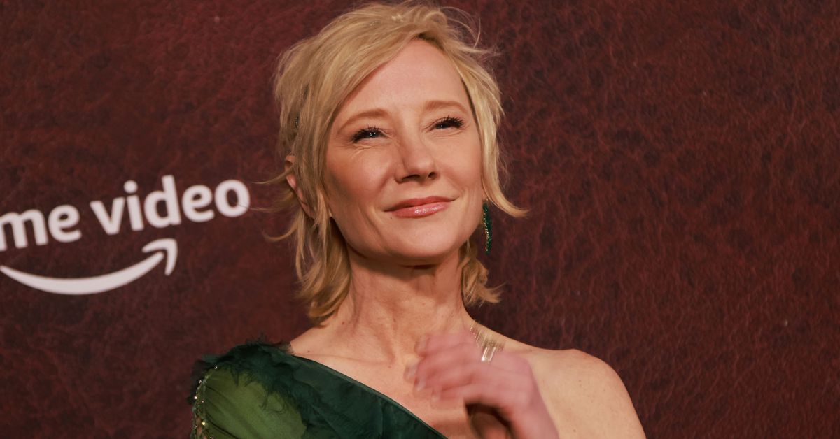 A atriz de Hollywood Anne Heche está em coma desde um acidente de carro

