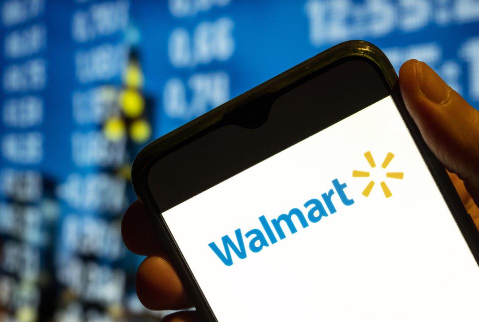 China - 25/07/2022: Nesta ilustração fotográfica, o logotipo da loja multinacional americana Walmart é exibido na tela do smartphone.  (Ilustração da imagem por Budrul Chukrut/SOPA Images/LightRocket via Getty Images)