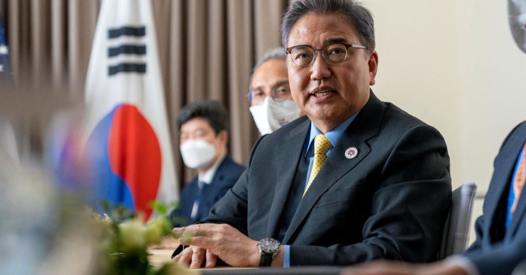 Em sua primeira visita à China, chanceler sul-coreano busca tranquilizar Pequim sobre as relações com os EUA