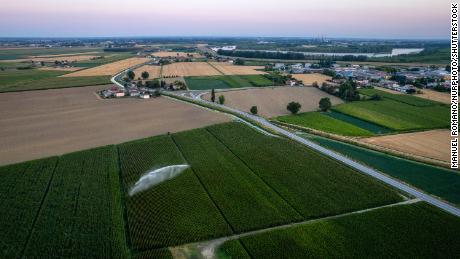 Sistemas de irrigação em um milharal em Castelnovo Bariano, Itália.