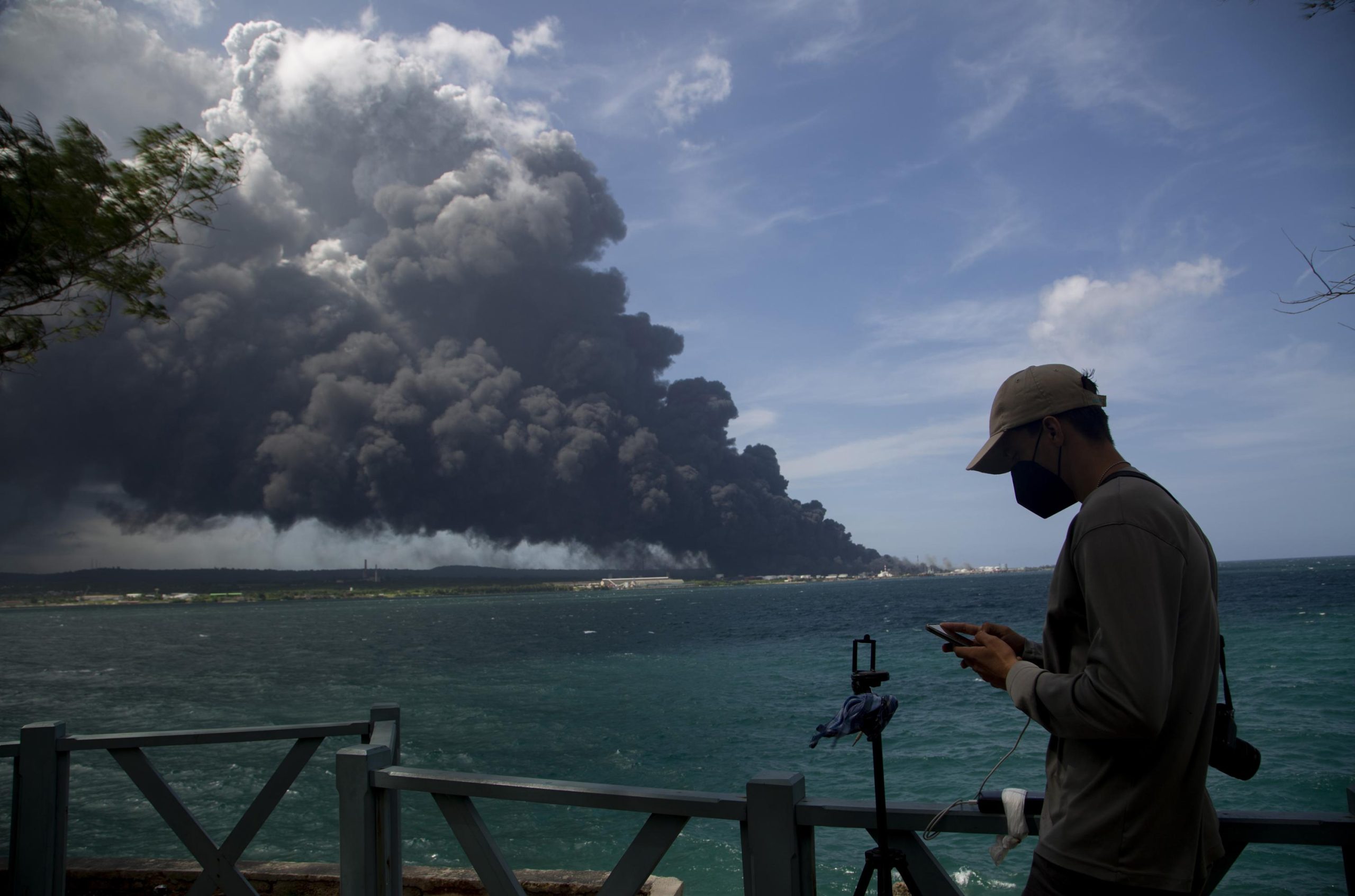 Incêndio em instalação de petróleo ameaça frágil sistema elétrico de Cuba

