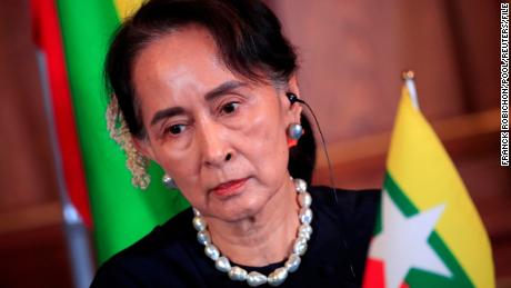 A ex-líder de Mianmar Aung San Suu Kyi foi condenada a mais 6 anos de prisão