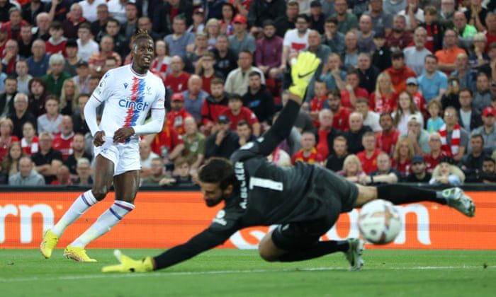 Wilfried Zaha, do Crystal Palace, marcou seu primeiro gol contra Alisson Becker, do Liverpool.