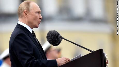 O presidente russo Vladimir Putin faz um discurso marcando o Dia da Marinha em São Petersburgo em 31 de julho de 2022.